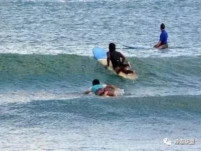 两男子油罐车内洗罐缺氧昏迷,遵义消防深入罐内将人救出